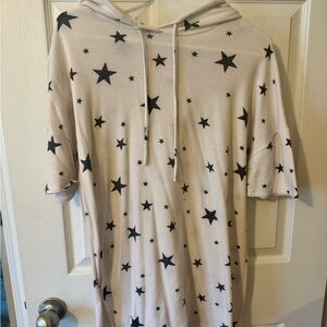 HEIMISH USA Star Print Short Sleeve Hoodie - Black and Cream